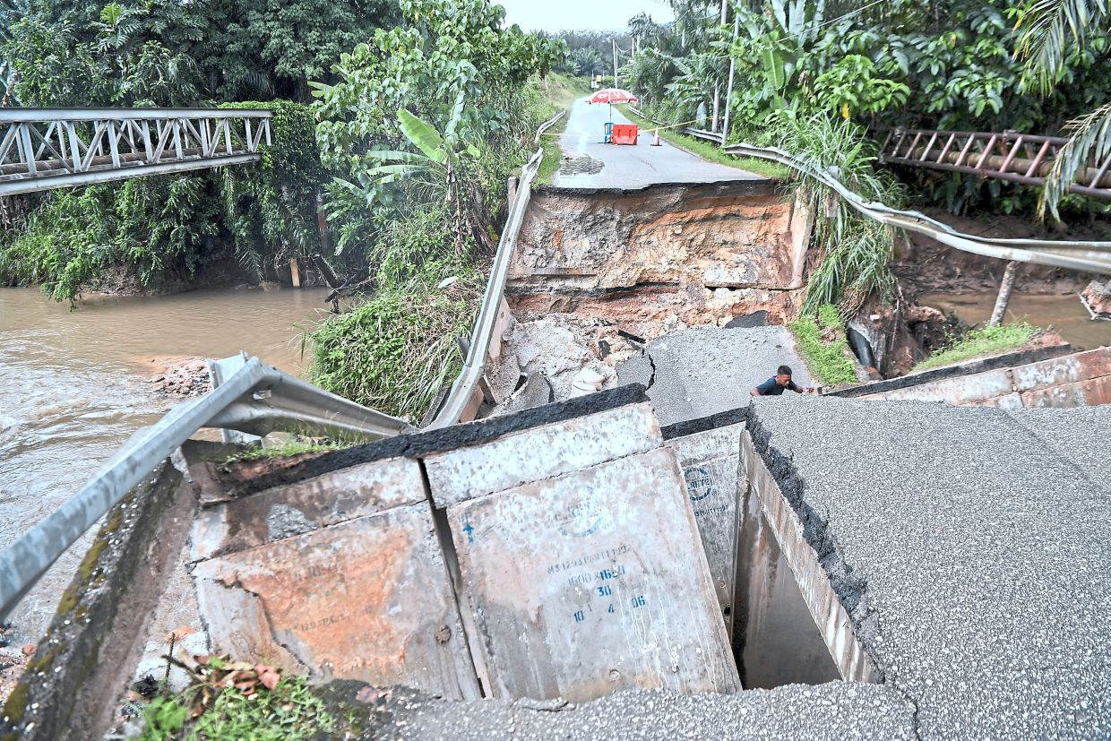 No entry or exit: The collapse of the bridge to Kampung Tisong cut off access to the Sungai Klah Hot Spring Park, Kampung Tisong and the Buyong Mas Sanctuary Camp Site in Sungai Klah, Sungkai. — Bernama
