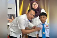 Johor students receive Jalur Gemilang badges