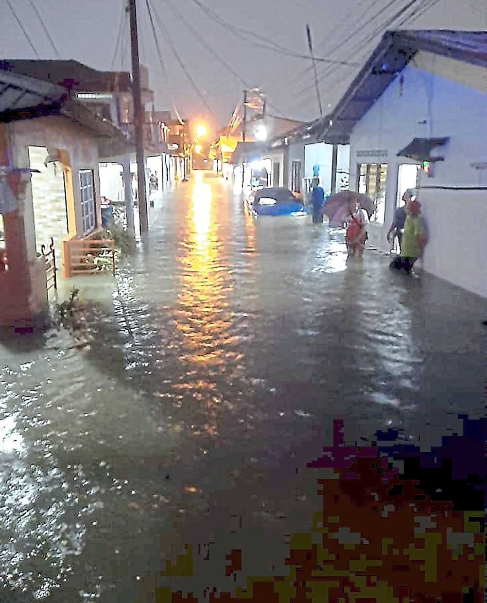 Beberapa daerah di Selangor dilanda banjir kilat ekoran hujan lebat berterusan sejak awal pagi tadi. Penolong Pengarah Operasi Jabatan Bomba dan Penyelamat Malaysia (JBPM) Selangor Ahmad Mukhlis Mukhtar berkata antara daerah terlibat adalah Sungai Buloh, Petaling Jaya dan Subang Jaya dengan 86 rumah terkesan tetapi tiada mangsa yang dipindahkan. Pic by Bomba Selangor