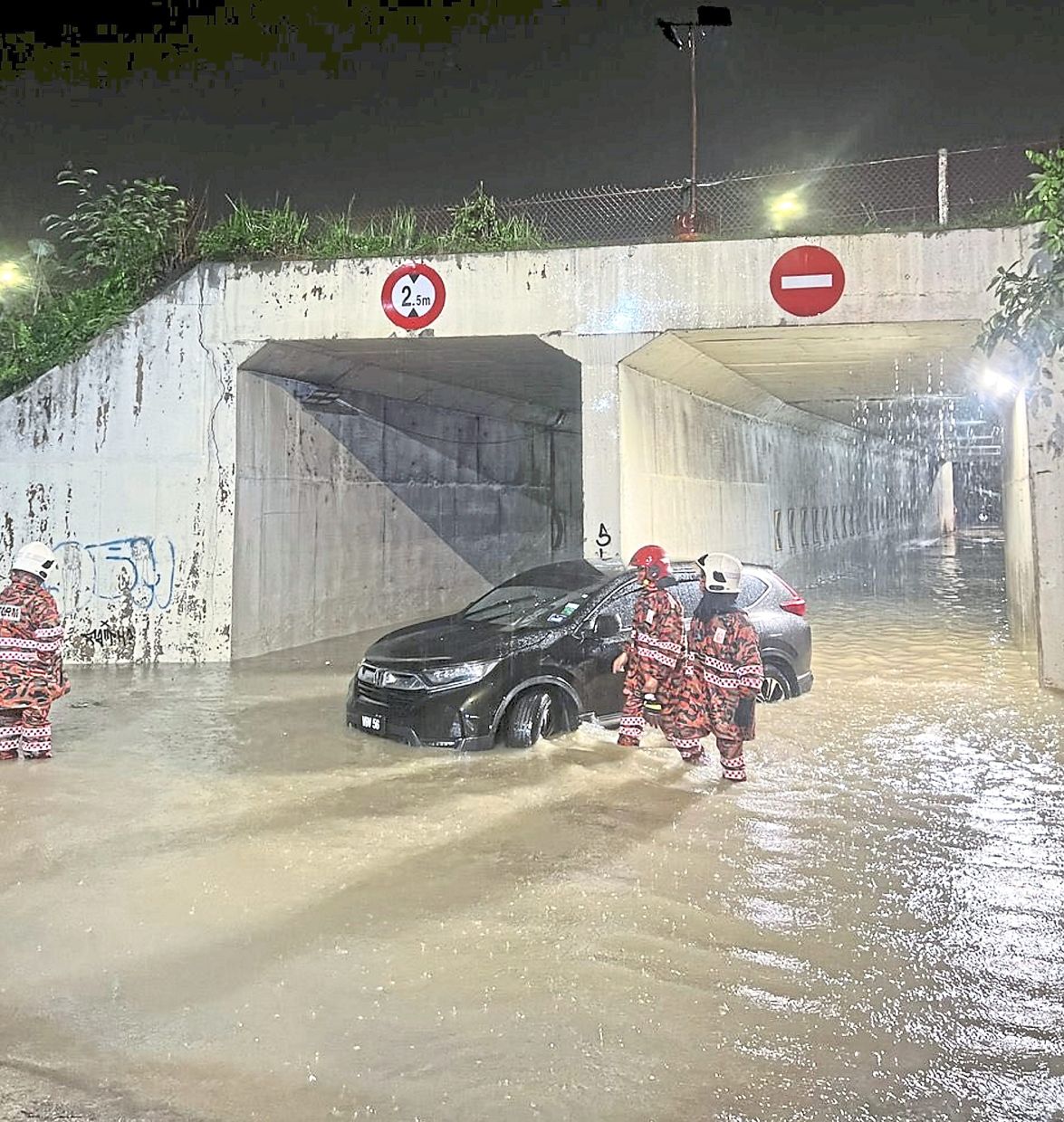 Beberapa daerah di Selangor dilanda banjir kilat ekoran hujan lebat berterusan sejak awal pagi tadi. Penolong Pengarah Operasi Jabatan Bomba dan Penyelamat Malaysia (JBPM) Selangor Ahmad Mukhlis Mukhtar berkata antara daerah terlibat adalah Sungai Buloh, Petaling Jaya dan Subang Jaya dengan 86 rumah terkesan tetapi tiada mangsa yang dipindahkan. Pic by Bomba Selangor