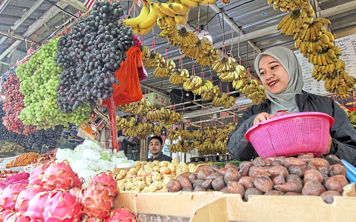Colourful fruits are considered superfoods as they are often rich in phytonutrients. — Filepic