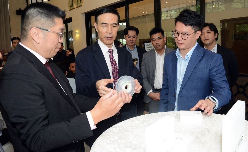 Ambassador of the People’s Republic of China to Brunei Darussalam Xiao Jianguo taking a closer look at a product exhibition. - Photo: Borneo Bulletin/ANN