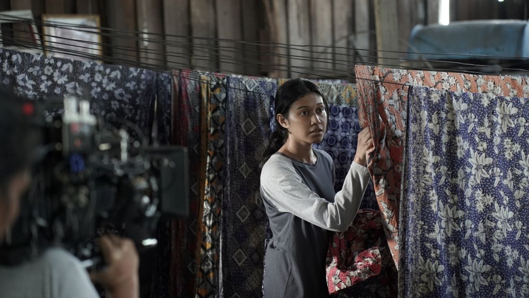 Jani’s world unravels when his girlfriend (Amirah Razak) reveals she is pregnant with his child.