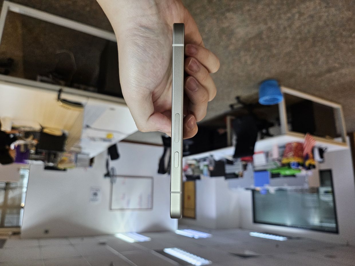 It has also eschewed the massive camera bump usually associated with Pixel devices.