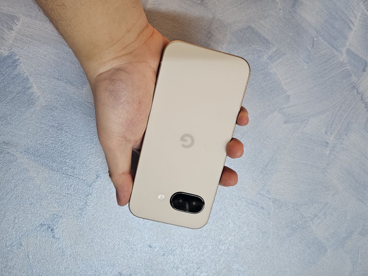 Googe claims that the device has a 30-hour battery life, and in my experience, that checks out. By the time I'm plugging it in before bed, slightly after midnight, it's usually around 60% at the very lowest.