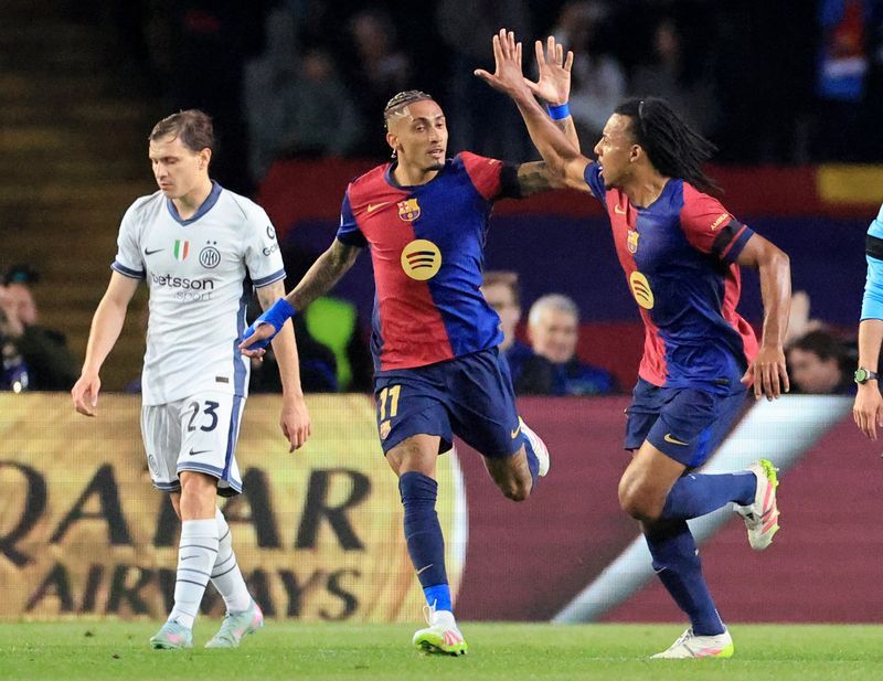 Soccer-Fatigued Barca look to extend lead over Real ahead of Clasico