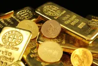 Gold retreats as trade tensions ease; US payrolls data on tap