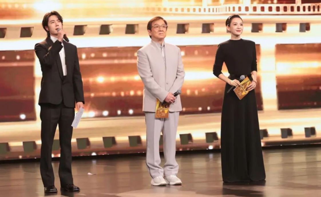 (From left) Wang Yibo, Jackie Chan and Zhang Ziyi presenting a tribute to the 120th anniversary of Chinese cinema at the awards ceremony. Photo via Sin Chew online
