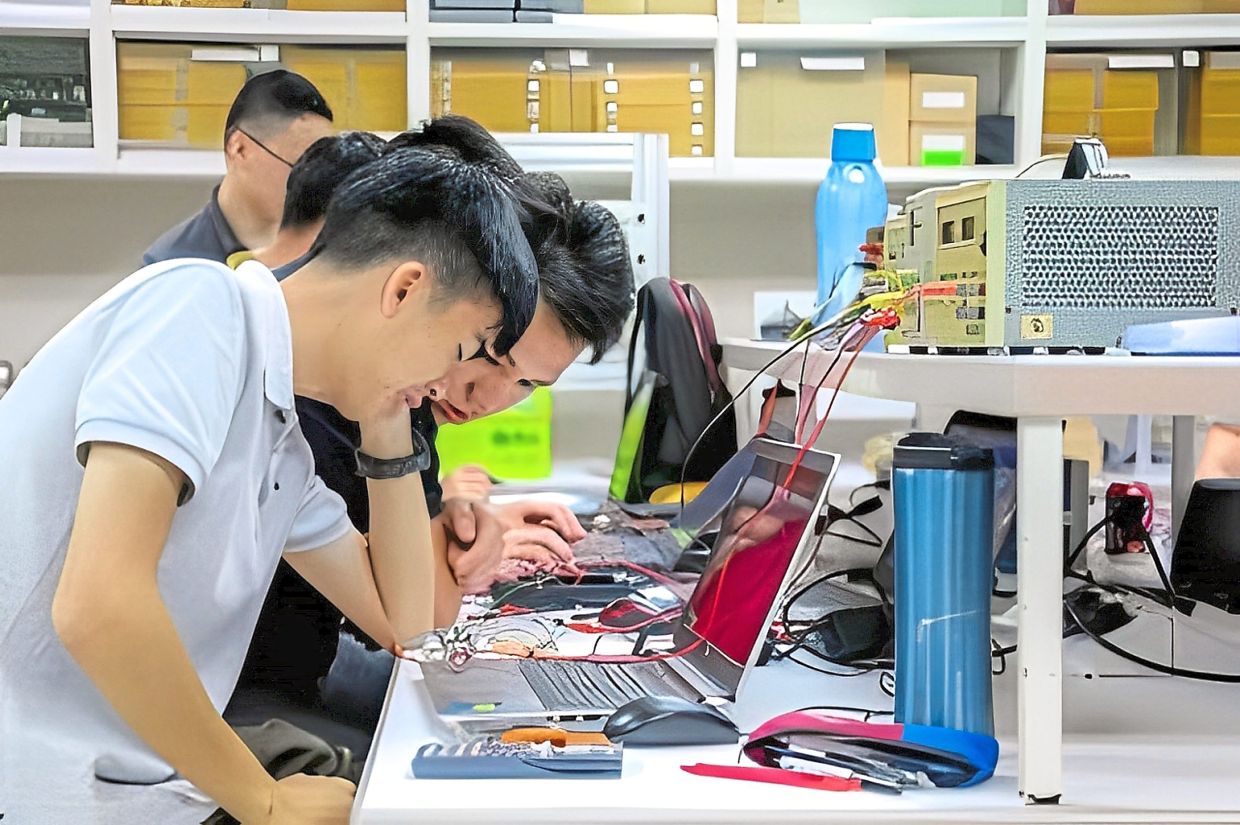 Collaboration among students and faculty members further enhances the problem-solving experience.