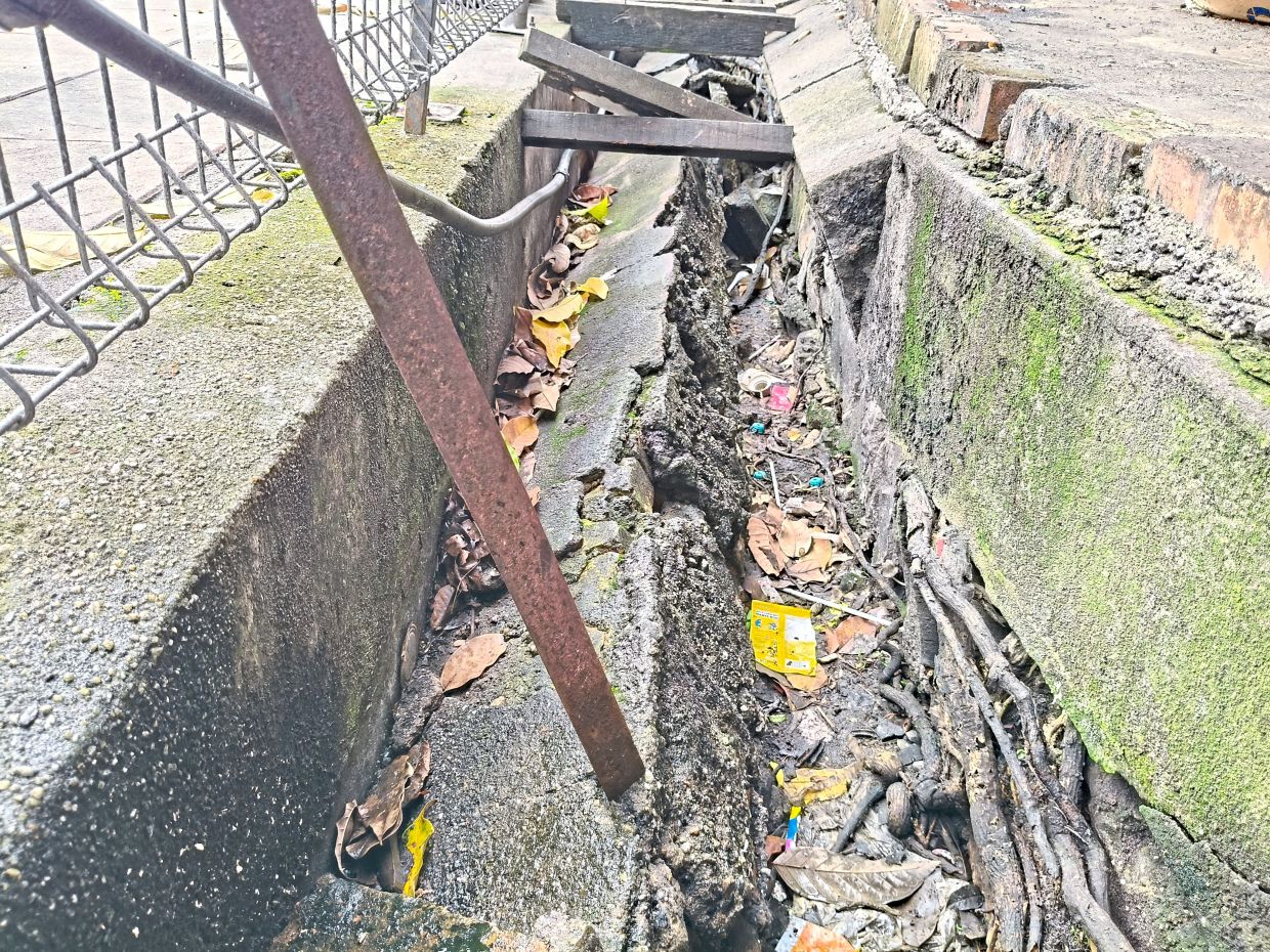 The wall of a drain behind a food court in Persiaran Mergastua in Kepong, Kuala Lumpur has collapsed, impeding the flow of water.