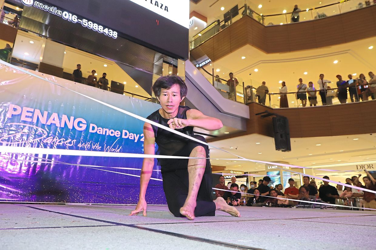 A contemporary dance titled ‘Inexorable’ performed by Pexstret Dance Theatre.