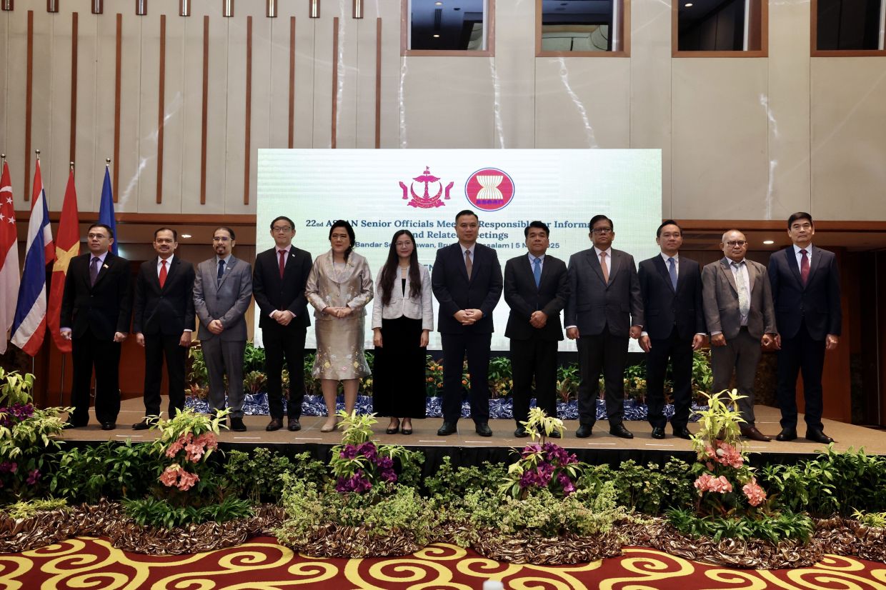 BANDAR SERI BEGAWAN, Monday, May 5: Brunei’s Permanent Secretary of the Civil Service Governance Division, Prime Minister’s Office, Ajman Meludin (sixth from right), poses for a group photo during the 22nd ASEAN Senior Officials Meeting Responsible for Information (SOMRI) and Related Meetings held today.Also present from left Myanmar Deputy Director General, Media Development Department, Ministry of Information Ze Yar , Communications Ministry secretary-general Datuk Mohamad Fauzi Md Isa, Philippines Undersecretary, Presidential Communications Office Michael Ubac, Singapore Deputy Director, Ministry of Digital Development Information Brandon Loh , Thailand Director-General, Government Public Relations Department Sudruthai Lertkasem, Vietnam Deputy Director General, Authority of International Cooperation, Ministry of Culture, Sport and Tourism Tran Hai Van , Cambodia Undersecretary of State Has Sam Ath , Indonesia Head of the Center of International Affairs, Ministry of Communication and Digital Affairs Ichwan Makmur Nasution , Leo Deputy Director General, Planning and International Cooperation Department, Ministry of Information, Culture and Tourism Khambou Thavixay, Timor Leste Director General of SEKOMS Florindo Da Costa and Deputy Secretary-General of Asean for Asean Socio-Cultural Community San Lwin. -- Photo: Bernama