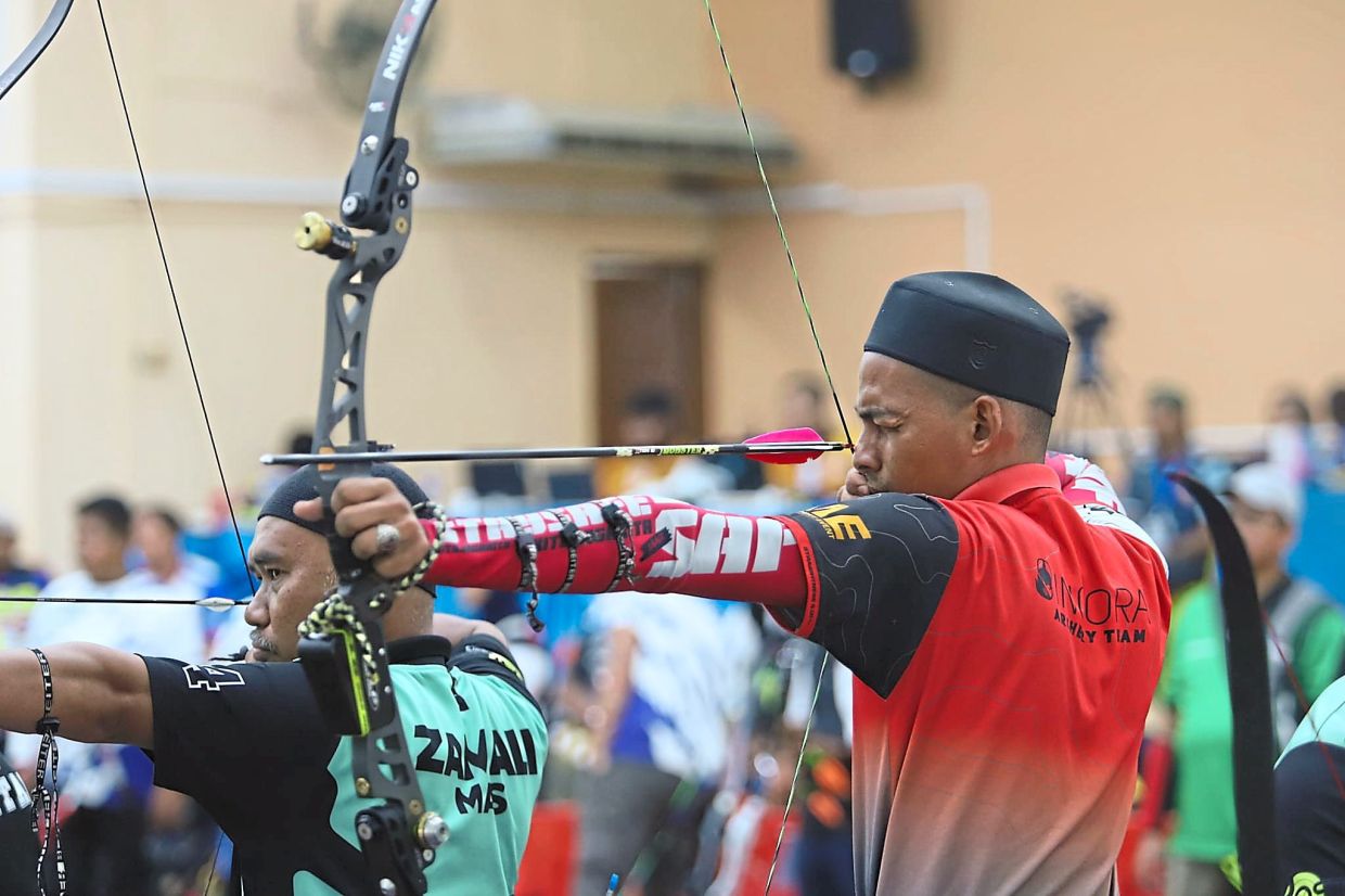 Kelantan’s top Barebow archer Norishyam Ismail shooting with a Gillo GT 27 riser at an indoor Barebow tournament.