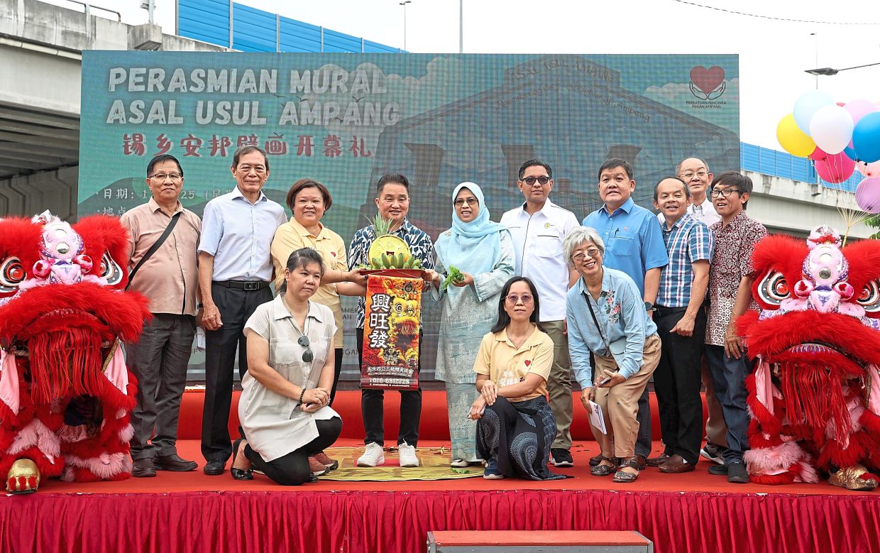 (Standing, from third left) Lee, Selangor local government and tourism committee chairman Datuk Ng Suee Lim and Rodziah at the launch in Pekan Ampang. — Photos: ART CHEN/The Star