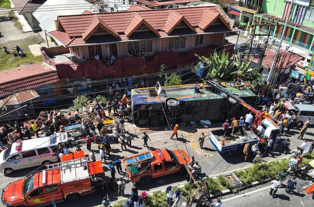 An aerial view of the accident scene where a passenger bus after it sped out of control on a downhill road and overturned in Padang Panjang, West Sumatra province, Indonesia, on May 6, 2025. - Photo: AP