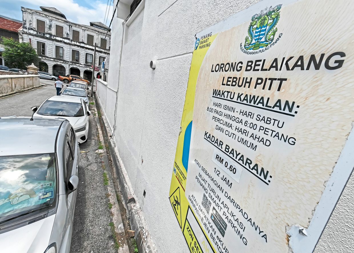 A sign at Lorong Belakang Lebuh Pitt informing motorists to use the Penang Smart Parking (PSP) to pay their parking fees.