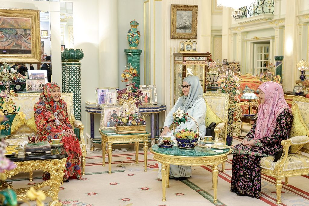 Her Majesty Duli Raja Isteri Pengiran Anak Hajah Saleha during the audience with the spouse of the Chief of Defence Force, Malaysian Armed Forces Risia Sheikh Ali Omar Bajarai. - Photo: Borneo Bulletin