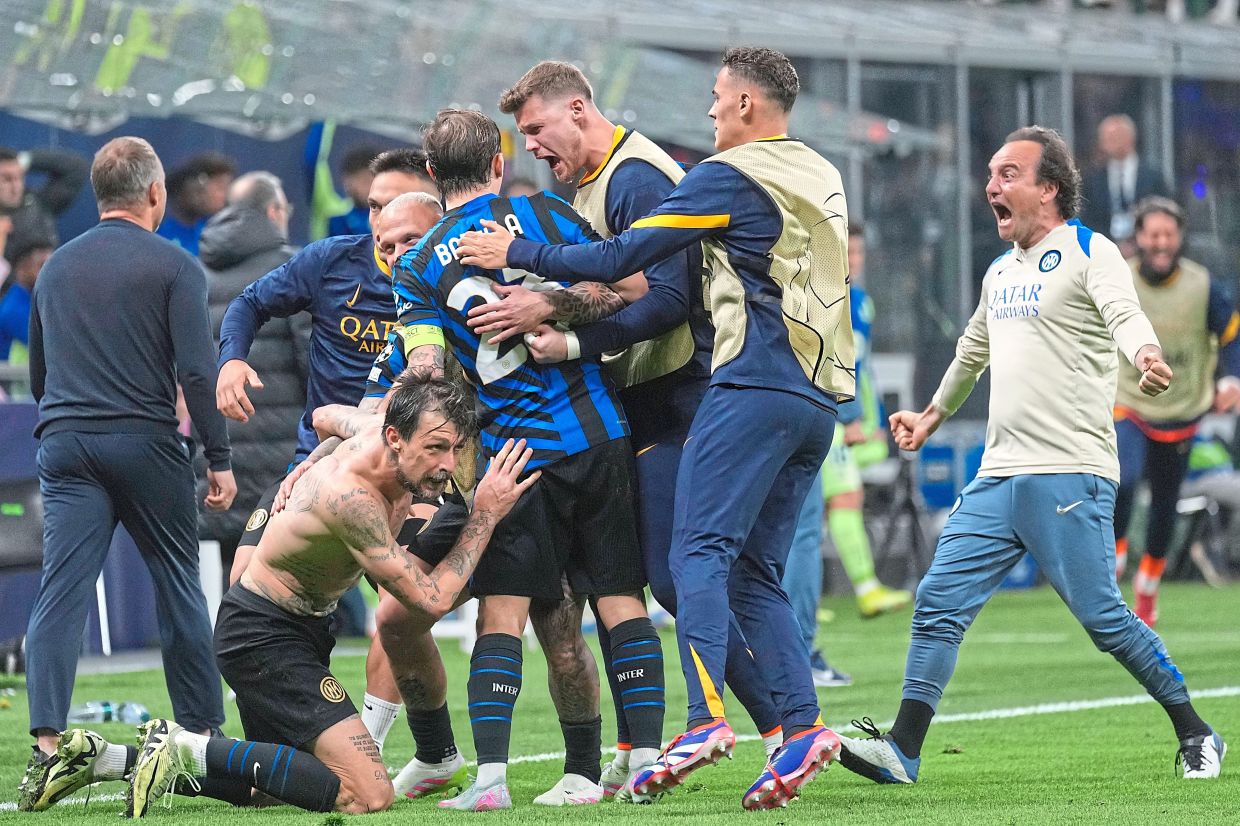 Inter players and staff celebrate after scoring a goal against Barcelona. — AP