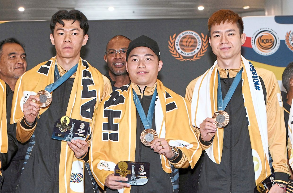 Badminton Stars: Olympic Winners Lead National Award Race