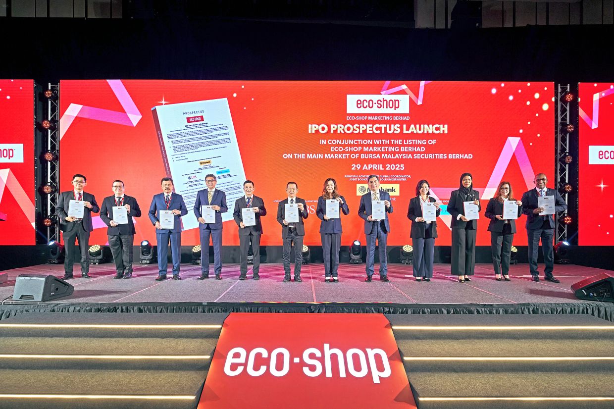 From left: UBS Securities Malaysia Sdn Bhd Global Banking Malaysia head and managing director Lee Han Ping, Eco-Shop Marketing director Chin Hein Choong, director Datuk Seri Azmi Abu Kassim, Maybank Investment Bank Bhd deputy CEO Tengku Ariff Azhar, Eco-Shop chairman Datuk Chan Wah Kiang, founder and managing director Datuk Seri Lee Kar Whatt, CEO and executive director Jessica Ng, Maybank Investment Banking Group CEO and Maybank Investment Bank CEO Michael Oh-Lau, Eco-Shop director Lum Ying Ling, Maybank Investment Bank corporate finance and advisory co-head Datin Hidayah Hassan, Eco-Shop director Chen Thai Foong and RHB Investment Bank Bhd CEO and managing director Kevin Davies at the prospectus launch of Eco-Shop