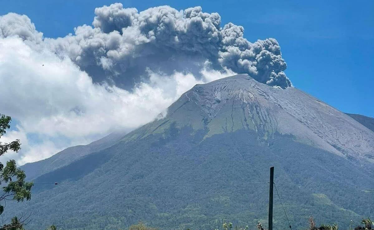 Kanlaon volcano spews ash over a mile into the sky | The Star