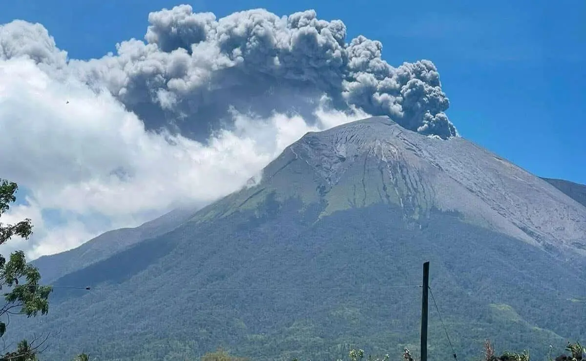 Kanlaon volcano spews ash over a mile into the sky | The Star