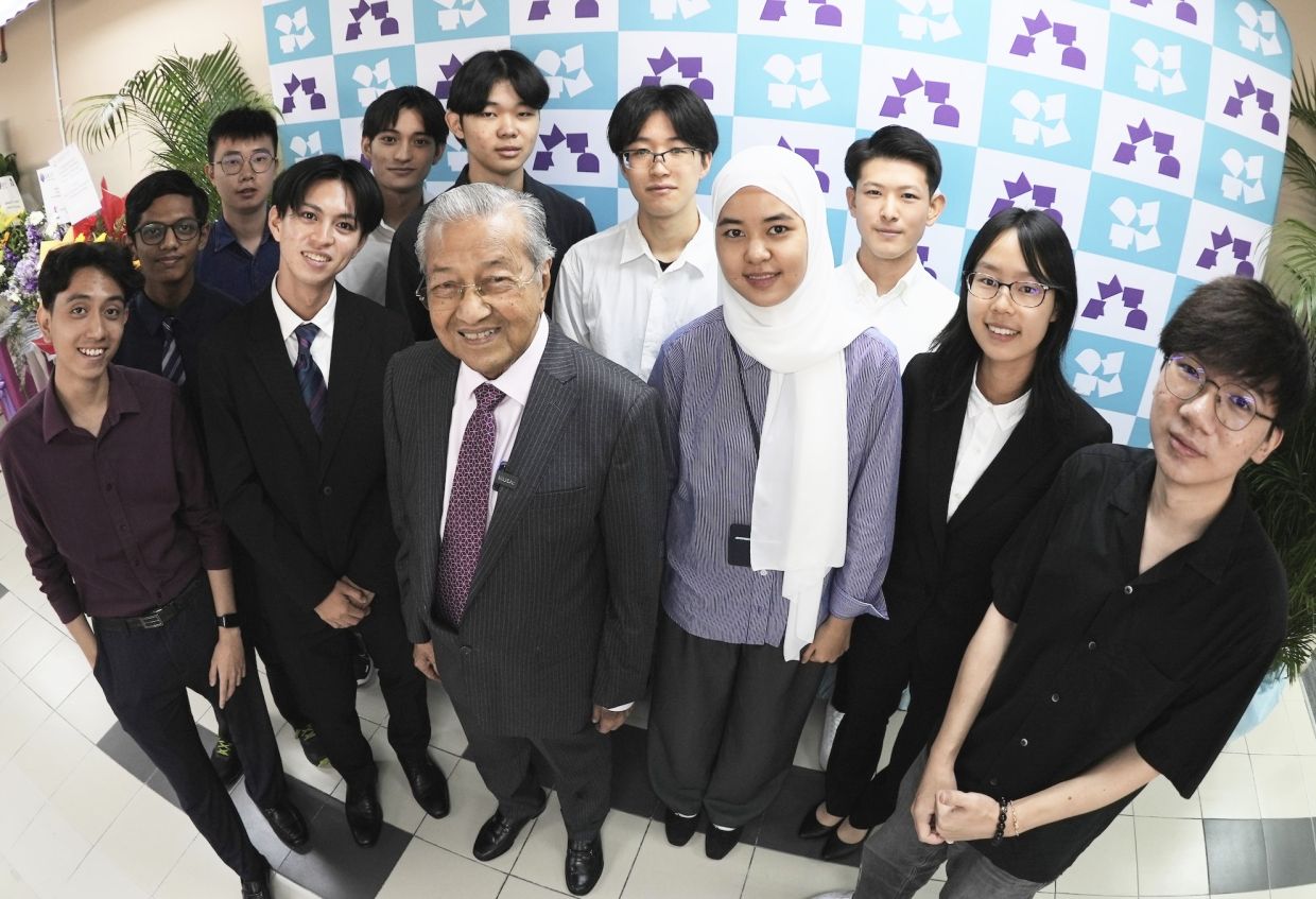 UTMy students with former Prime Minister Tun Dr Mahathir Mohamad celebrating the opening of UTMy in September 2024.