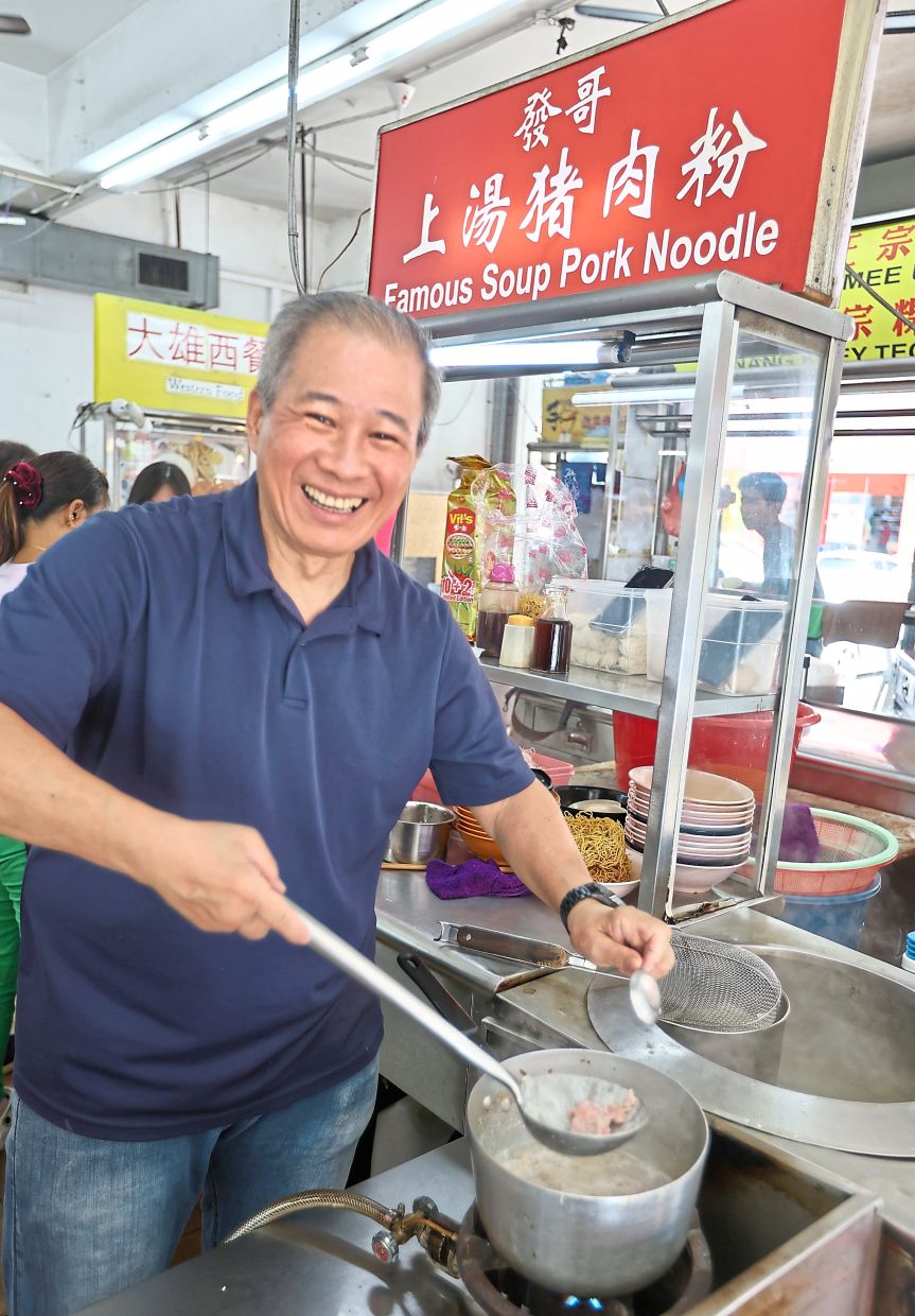Khoo preparing a bowl of pork noodle soup at his stall in Restoran De Coffee O in Bandar Mahkota Cheras, Kajang. — Photos: LOW BOON TAT/The Star