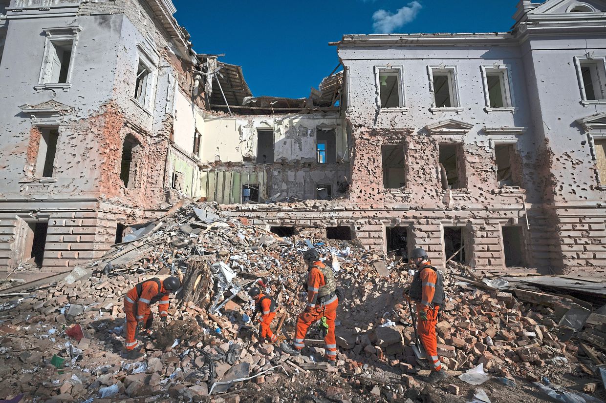 Rescue workers searching the rubble of a building destroyed in the Palm Sunday missile attack in Sumy. — Tyler Hicks/The New York Times