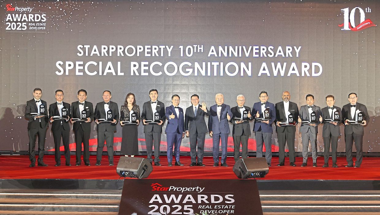 Proud moment: Nga (centre), flanked by Chan and Wong in a group photo with the winners. — GLENN GUAN/The Star