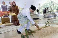 Al-Sultan Abdullah, Tunku Azizah visit Pak Lah's grave