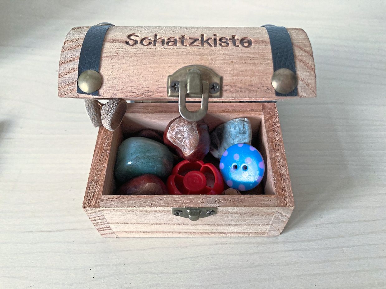 Youngsters store the things they find, from buttons to badges and shells, in places such as this treasure chest. Photo: SIMONE A. MAYER/dpa-tmn