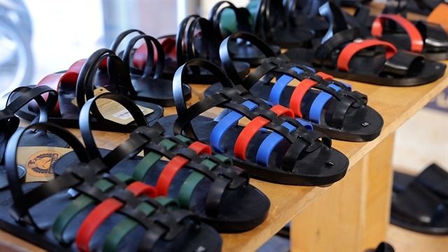 There are hundreds of modern designs for tyre sandals. - VNS 