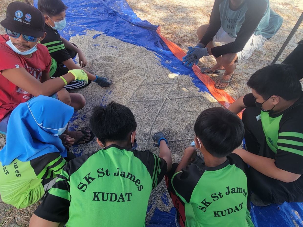 Students learning about making reef frames during the attempt.