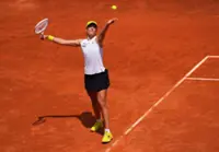 Tennis-Swiatek’s clay empire on shaky ground ahead of Paris