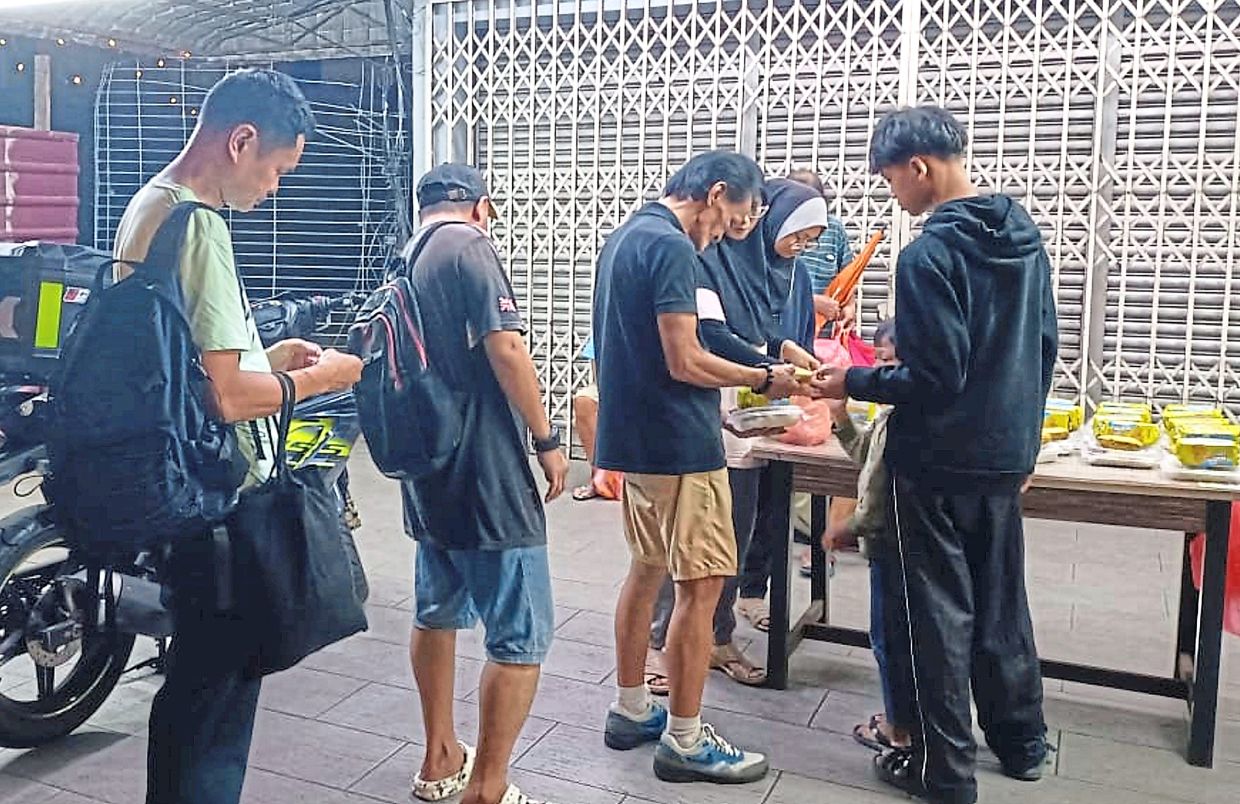 People lining up for the free food distributed by Sam and his team.