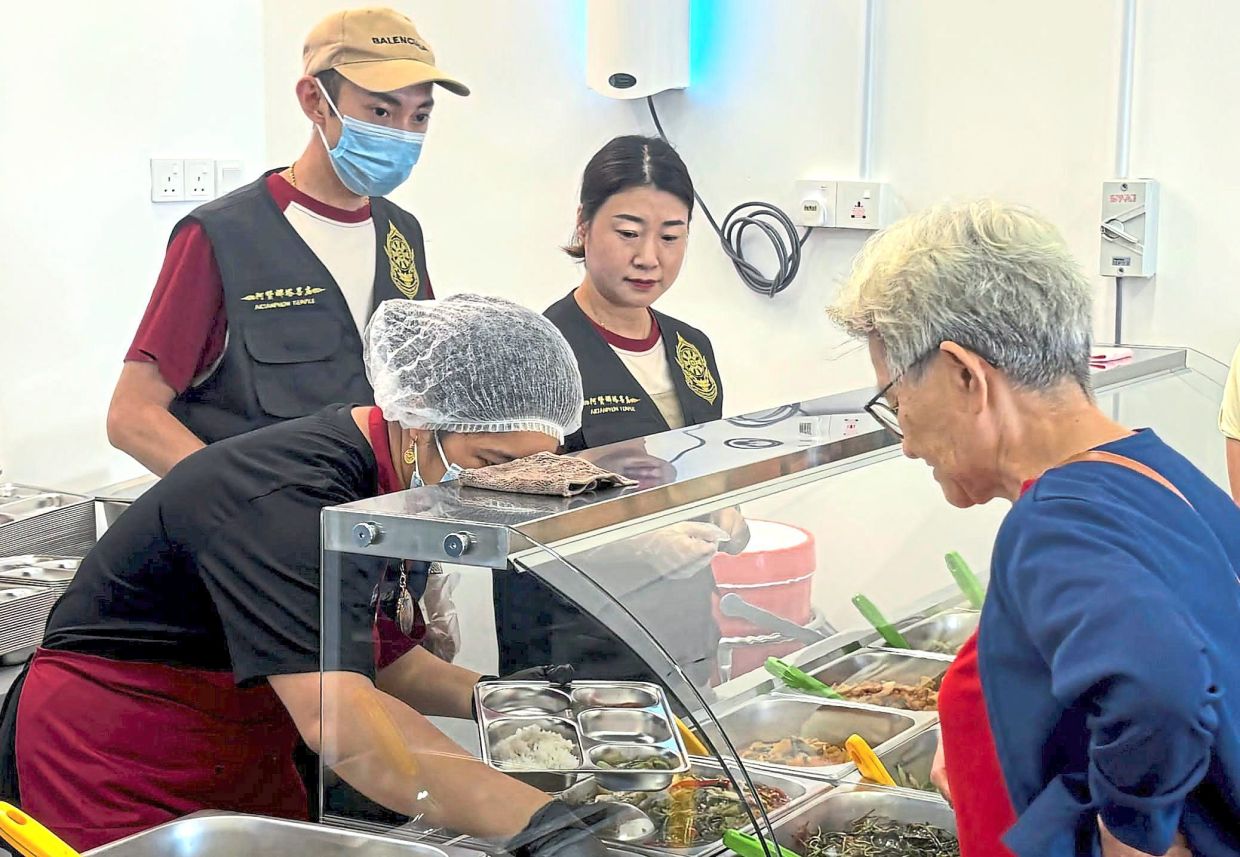 Arjanphon eatery prepares 12 to 16 types of free vegetarian dishes daily.