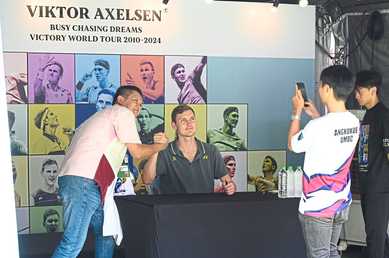Axelsen KL Fan Meet: Badminton Star Connects Despite No Play