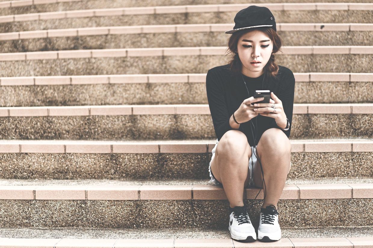 Do you know who your kids are talking to online? — 123rf