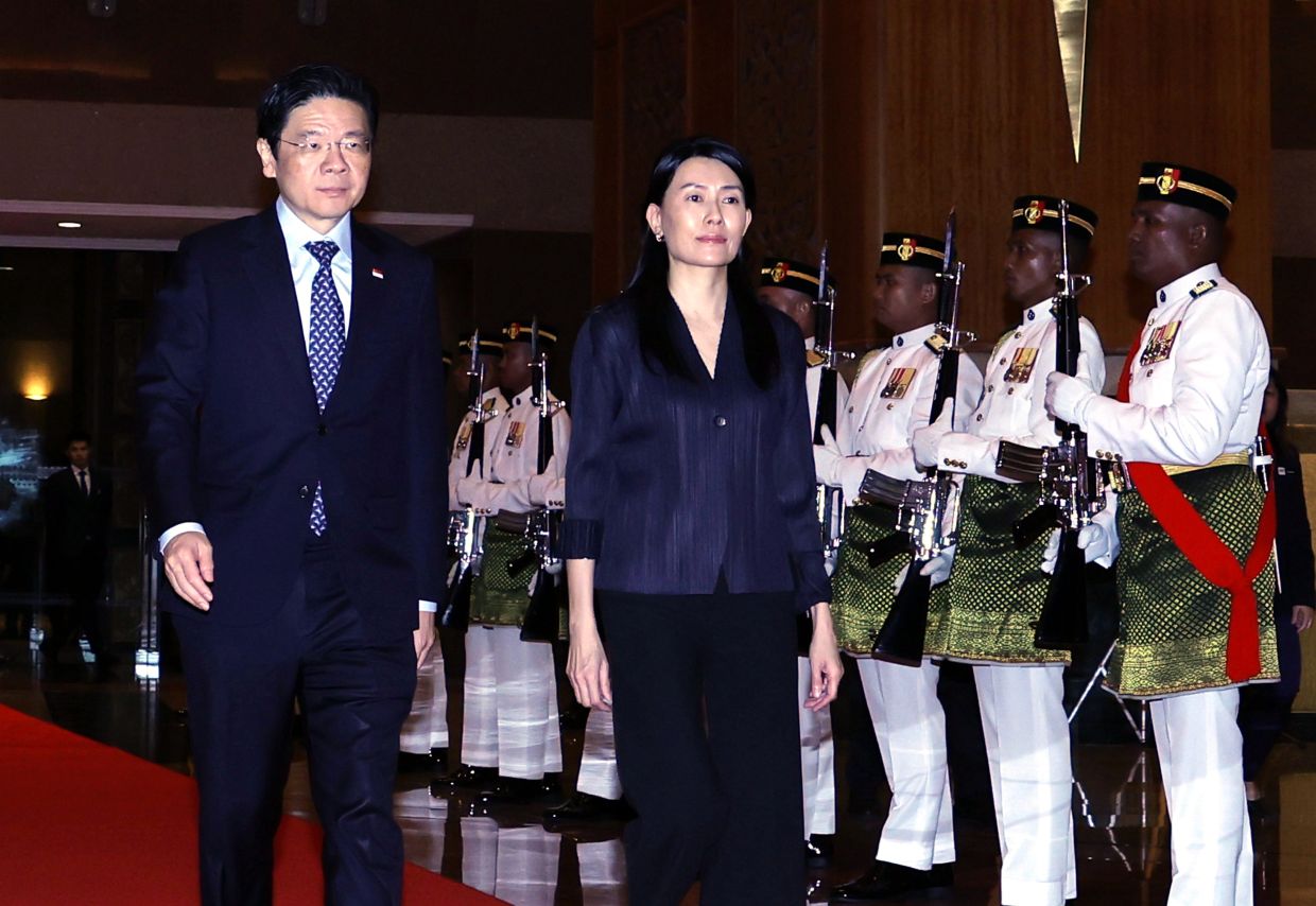 SEPANG, Sunday, May 25: Singapore Prime Minister Lawrence Wong (left) inspects a guard of honour mounted by 28 officers and personnel from the First Battalion Royal Ranger Regiment (Ceremonial) upon arrival at the Bunga Raya Complex, Kuala Lumpur International Airport (KLIA) here today.Accompanied by his spouse, Loo Tze Lui, Wong is scheduled to attend the 46th ASEAN Summit and Related Summits, taking place at the Kuala Lumpur Convention Centre (KLCC) on May 26 and 27. - Photo: Bernama