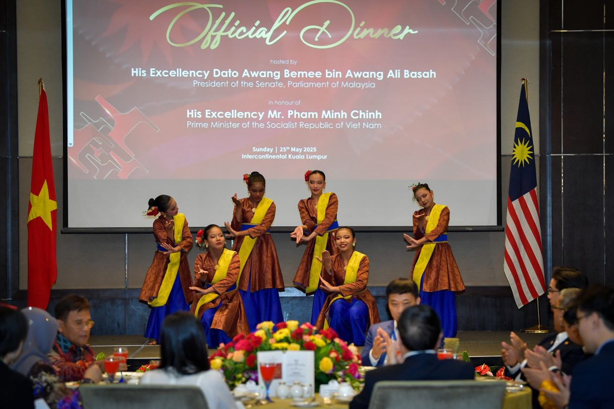 KUALA LUMPUR, Sunday, May 25: Vietnamese Prime Minister Pham Minh Chinh, accompanied by his wife Le Thi Bich Tran, joins Dewan Negara President Senator Datuk Awang Bemee Awang Ali Basah to watch the Lemak Manis performance during a dinner hosted by Senators of the Dewan Negara at a hotel in KL. -- Photo: Bernama