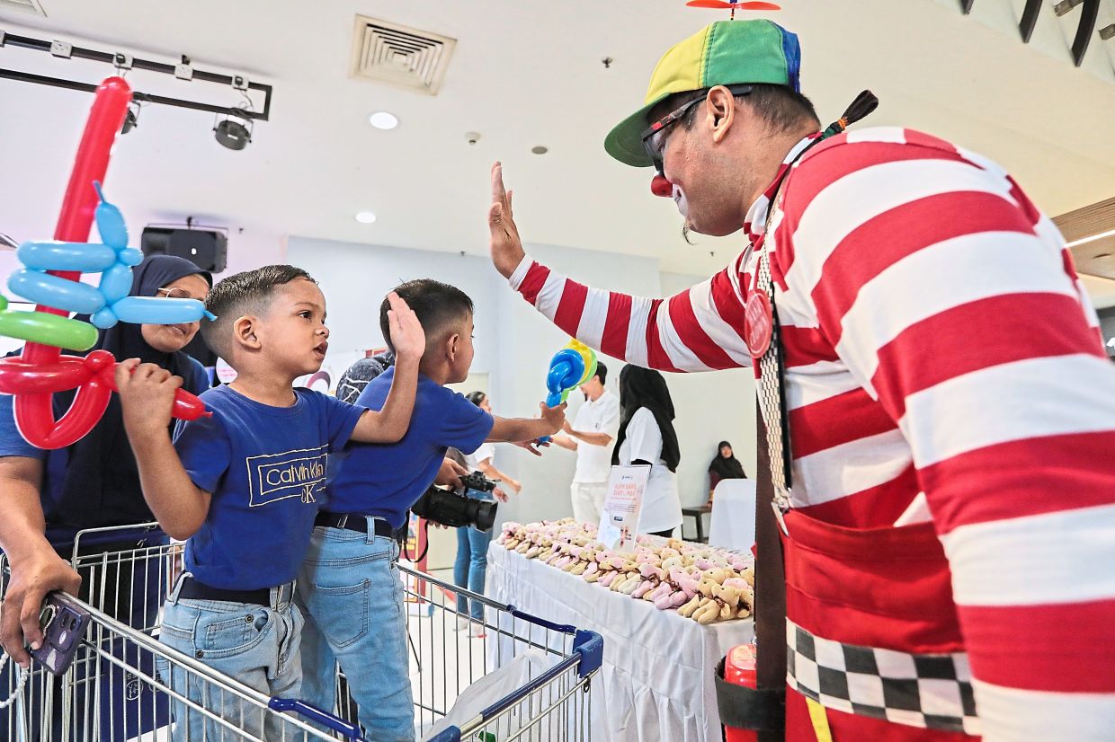 Balloons are distributed to children of shoppers at Mydin Subang Jaya.