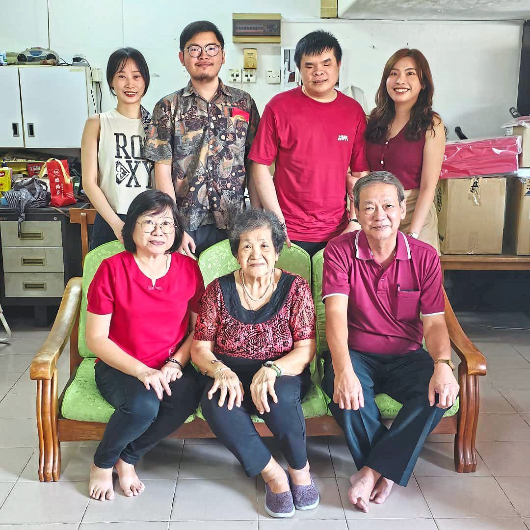 Yeoh (standing, second from right) with his family. Photo: KENZON YEOH