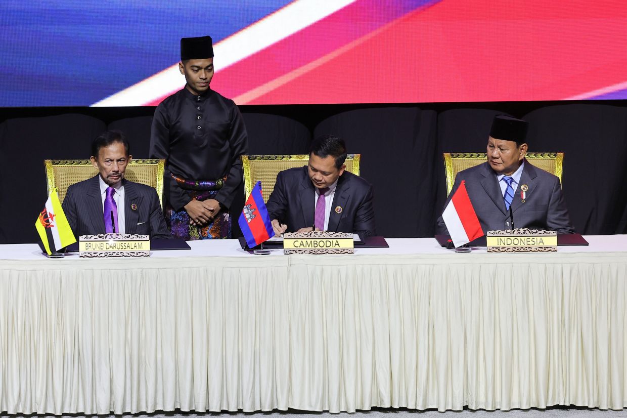 KUALA LUMPUR, May 26: Cambodian Prime Minister Hun Manet signs the Kuala Lumpur Declaration on Asean 2045: Our Shared Future at the Signing Ceremony in the Plenary Hall, Kuala Lumpur Convention Centre (KLCC) today.Looking on are Sultan of Brunei, Sultan Hassanal Bolkiah (left) and Indonesian President Prabowo Subianto (right). - Photo: Bernama