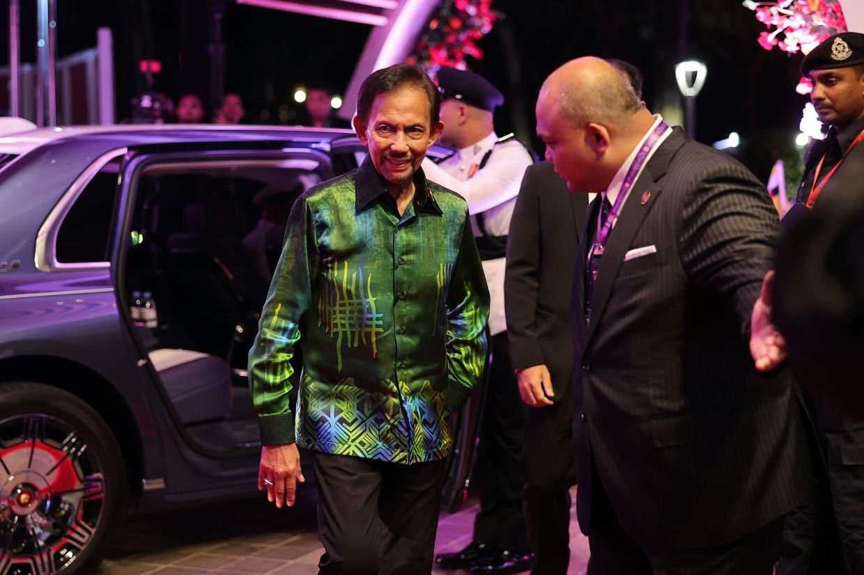 KUALA LUMPUR, May 26: Sultan of Brunei Sultan Hassanal Bolkiah arrives at the Gala Dinner in conjunction with the 46th Asean Summit, held at the Kuala Lumpur Convention Centre, tonight. -- Photo: Bernama