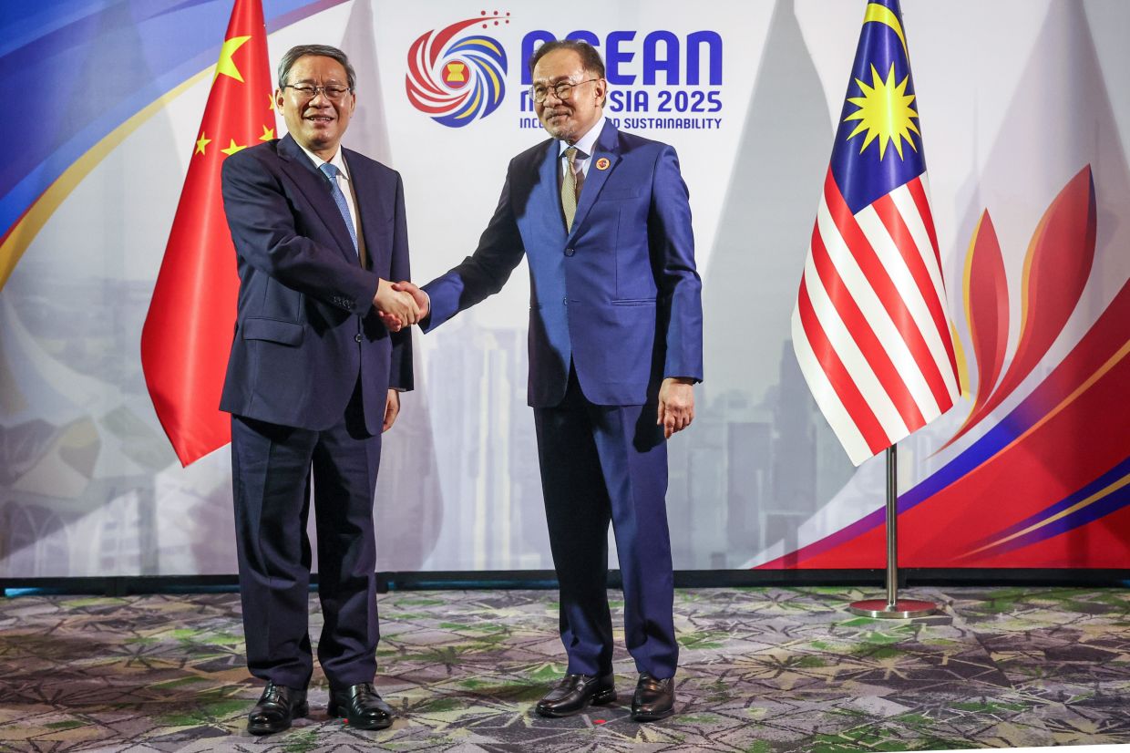 KUALA LUMPUR, May 26 —Prime Minister Datuk Seri Anwar Ibrahim (right) and Chinese Premier Li Qiang (left) shake hands during a bilateral meeting on the sidelines of the 46th Asean Summit at the Kuala Lumpur Convention Centre (KLCC) today. - Photo: Bernama