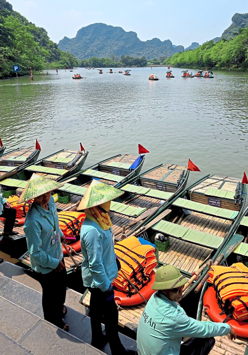 You can also take these smaller boats to check out the Hang Thanh Truot cave in Trang An.