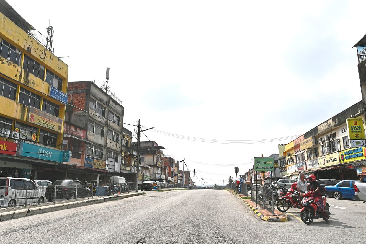 The main street in Kampung Baru Sri Berjuntai sees little traffic due to the decline in population and closure of shops.