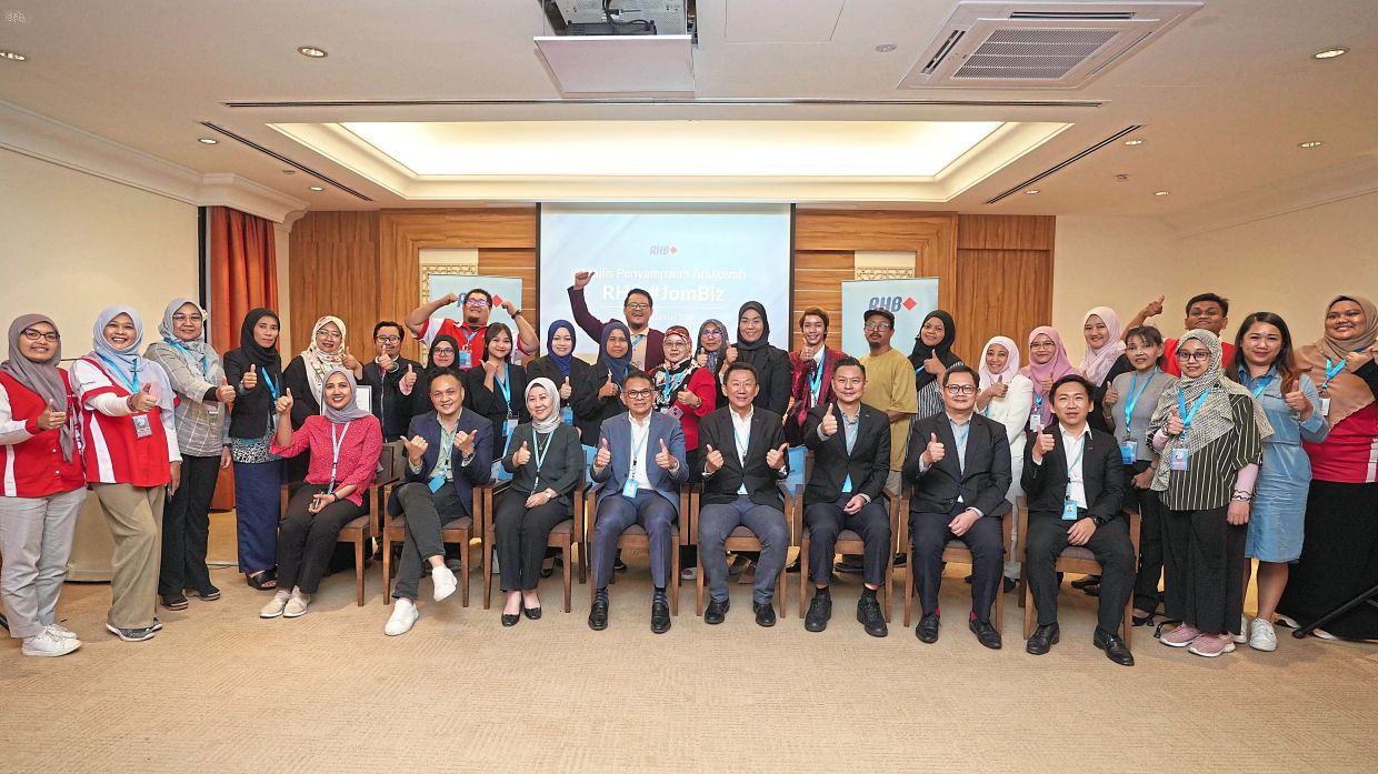 Mohd Rashid (front, fourth left) showing thumbs up with his team, Ng (front, fourth right), Norazzah (front, third left), together with guests, winners and participants of the RHB #JomBiz programme, during the RHB #JomBiz award ceremony 2025 held at RHB Centre, Kuala Lumpur.