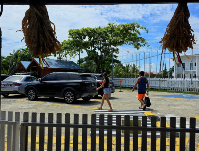 Many netizens noted that Grace is catching up to her father's height. Photo: Xiaohongshu